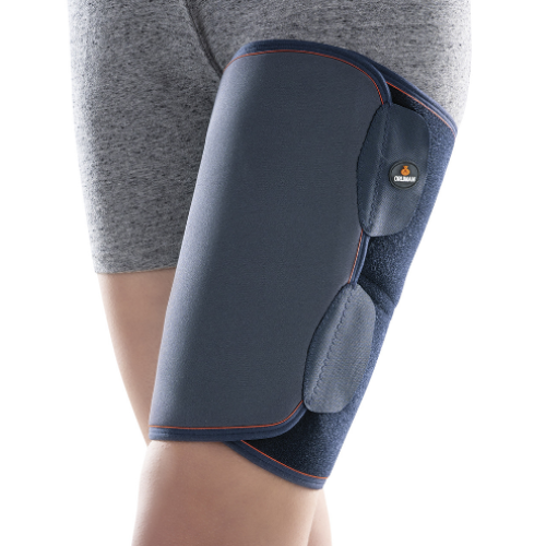 Suporte de coxa em neoprene azul-escuro colocado na perna, com fecho de velcro lateral