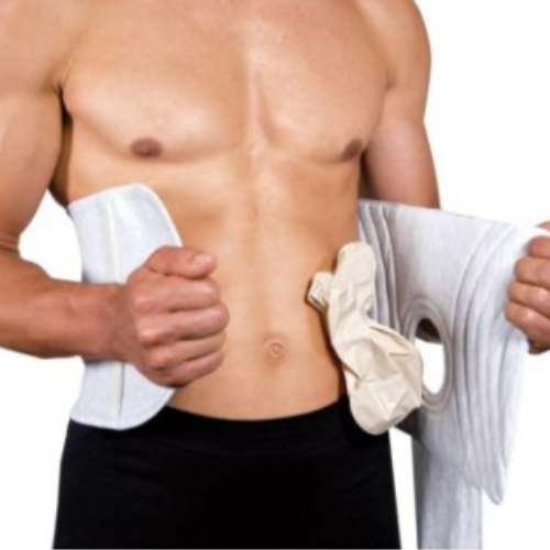 Faixa para colostomia branca aberta nas mãos de um homem, com o saco de ostomia à vista