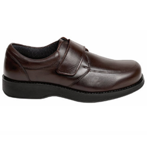 Sapato de pele castanha com tira larga de velcro e sola preta grossa, visto de lado