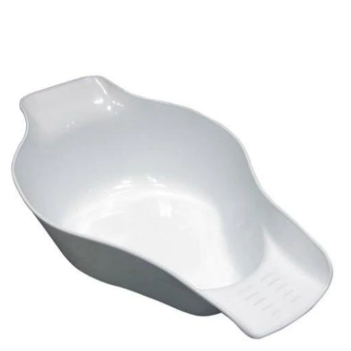 Bacia de bidé portátil em plástico branco, com pegas laterais e furos de escoamento