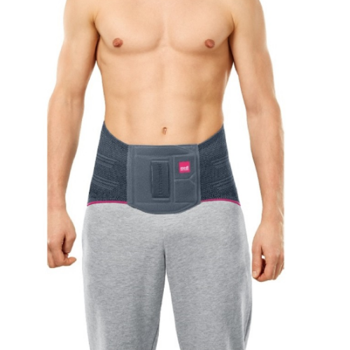 Cinta lombar Lumbamed Basic cinzenta vestida na cintura de um homem de tronco nu, vista de frente
