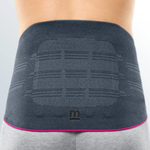Cinta lombar Lumbamed Basic vista de trás, em malha cinzenta com debrum rosa e logótipo medi