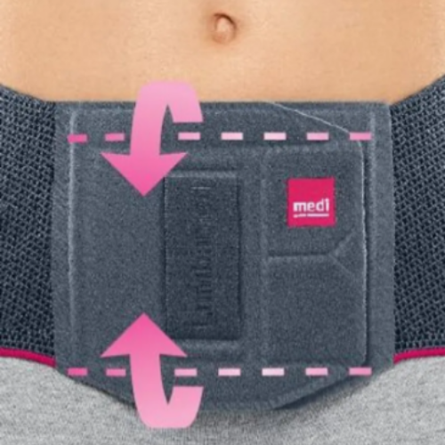 Pormenor da almofada frontal da cinta Lumbamed Basic com setas rosa a indicar o ajuste em altura