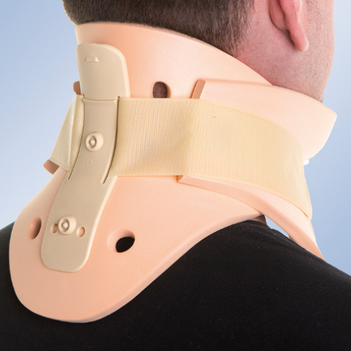 Colar cervical visto de trás, com a banda de velcro e a placa de fecho posterior