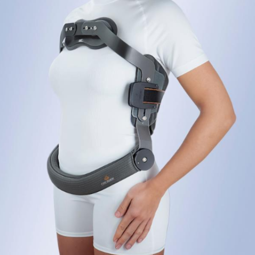 Colete Jewett visto de lado, vestido, com a haste lateral e o fecho regulável