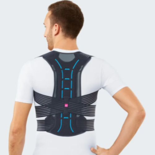 Corretor de postura cinzento vestido nas costas de um homem, com tirantes em X sobre os ombros