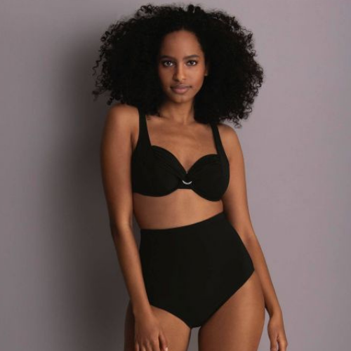Cuecas de biquíni pretas de cintura subida, vestidas por uma modelo de frente, com soutien a condizer