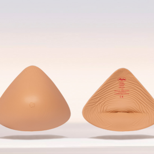Duas próteses mamárias de silicone triangulares, uma vista de frente e outra virada ao contrário