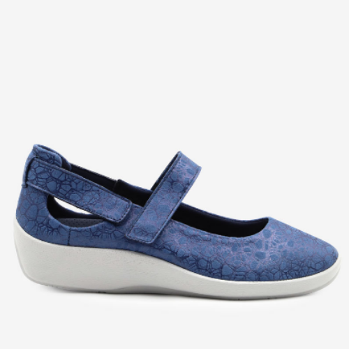 Sapato Arcopédico L51 azul de textura marmoreada, com tira em velcro e sola branca, de perfil