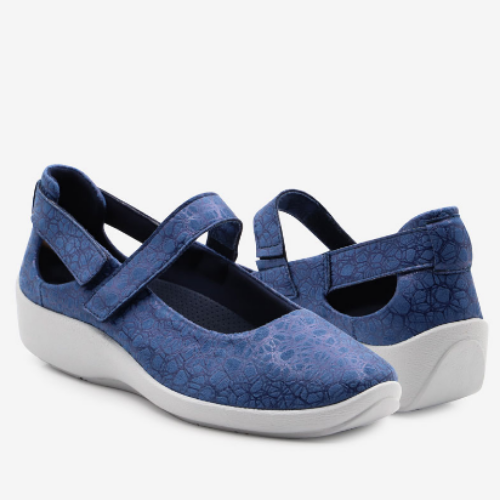 Par de sapatos Arcopédico L51 em azul, com a palmilha perfurada à vista