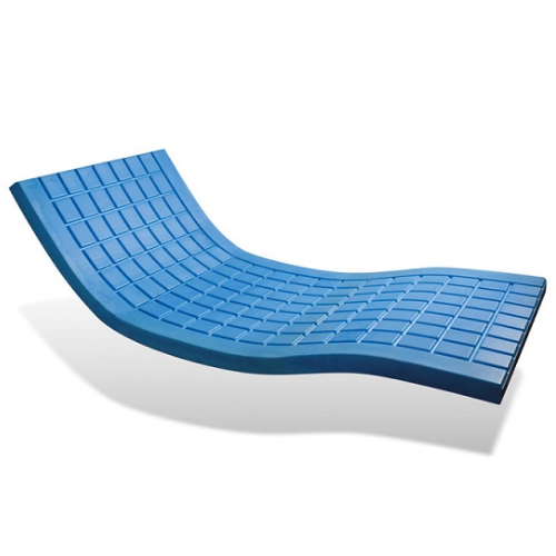 Sobrecolchão em espuma azul com blocos quadrados recortados, curvado numa das pontas