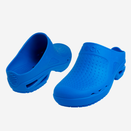 Socas fechadas em azul vivo, um par visto de frente e de trás