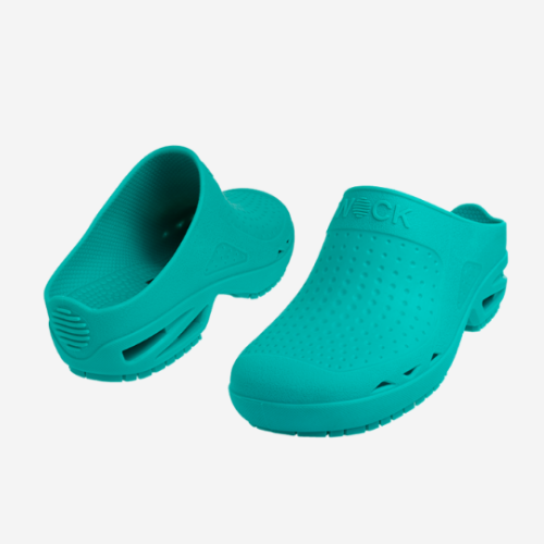 Socas fechadas em verde-água, com aberturas laterais de ventilação