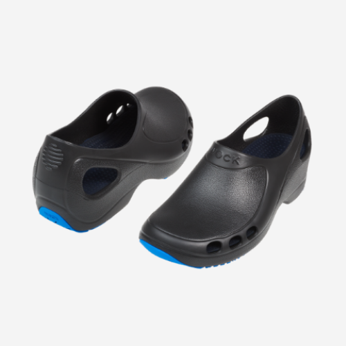 Par de socas fechadas Everlite pretas, com aberturas laterais e rebordo da sola azul