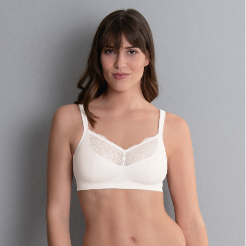 Soutien Orely branco com renda no decote, sem aro, vestido por uma mulher