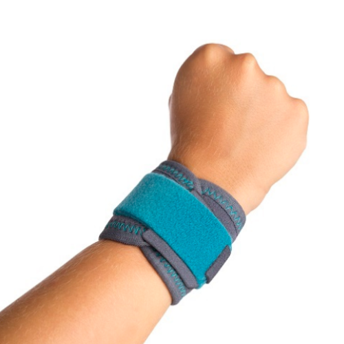 Suporte de pulso azul-turquesa e cinzento, com fecho de velcro, colocado no punho de uma criança