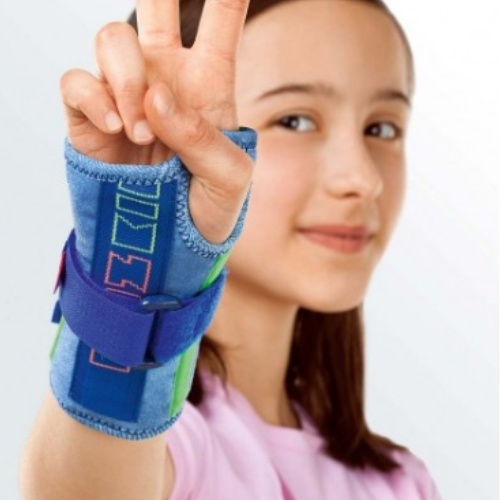Menina a mostrar a tala de pulso azul, com tira de velcro e costuras coloridas