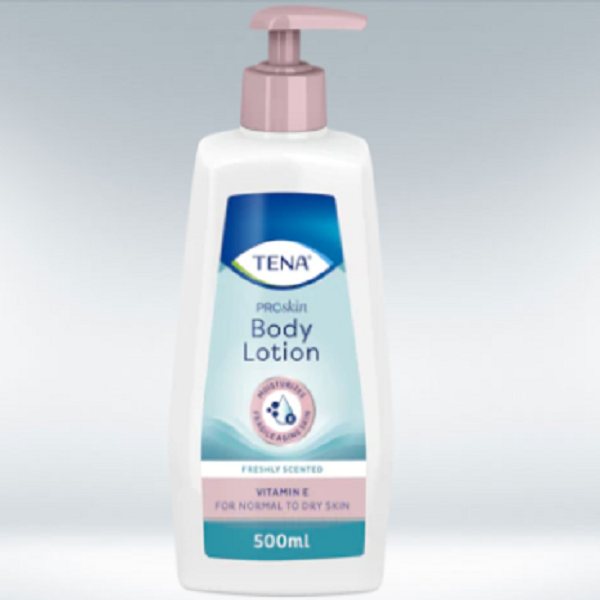 Frasco branco de 500 ml da loção corporal TENA ProSkin, com doseador cor-de-rosa