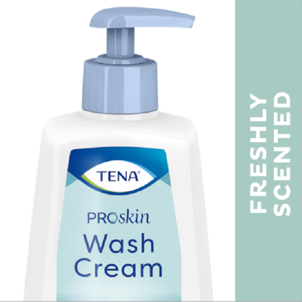 Grande plano da bomba doseadora e do rótulo do TENA ProSkin Wash Cream, com a faixa Freshly Scented